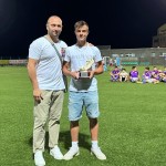 Mauro Santanatoglia (capitano della Treiese) premia Cristian Pesaresi della Cingolana SF