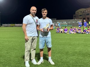 Mauro Santanatoglia (capitano della Treiese) premia Cristian Pesaresi della Cingolana SF