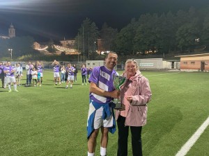 Flavia Sarnari premia Giorgio Masciani, capitano del Vallesacco